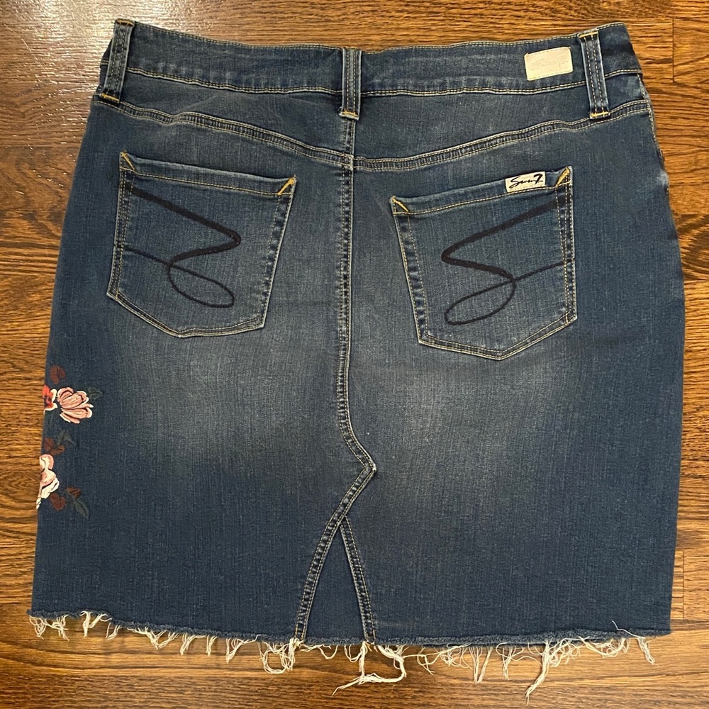 Seven7 Dark Blue Denim Skirt, Coral Floral Embroidery SZ 14 - Picture 2 of 10